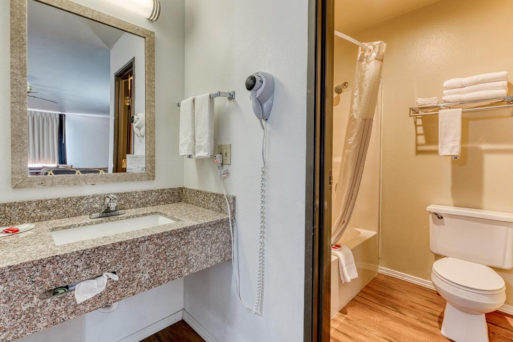 Super 8 By Wyndham Alamosa Motel Room photo