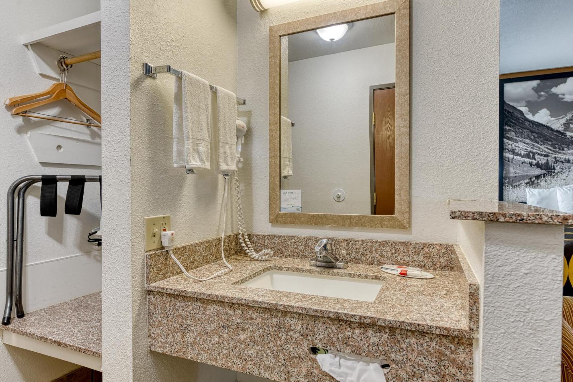 Super 8 By Wyndham Alamosa Motel Room photo